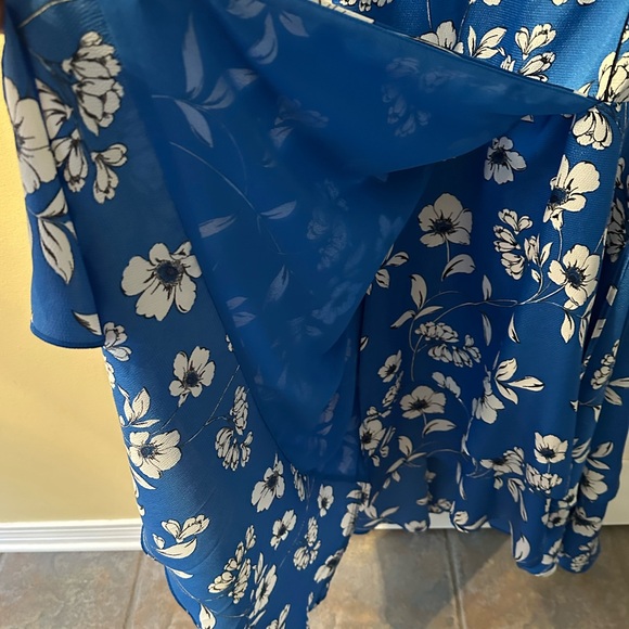 Beautiful/flowing Floral Print dress. Faux Wrap Midi Dress with layers size 14 - Picture 4 of 13